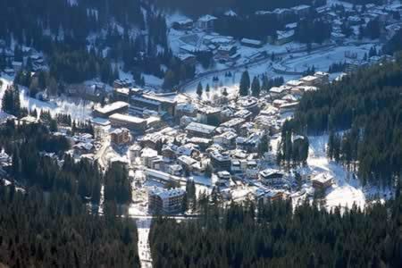 Lyžování v Madonně di Campiglio či Pinzolu - ilustrační fotografie